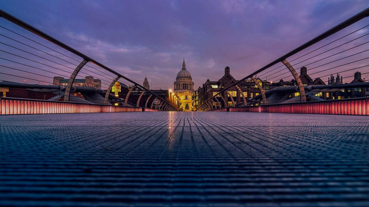 St Paul&rsquo;s Cathedral framed by the Millennium Bridge at dusk
